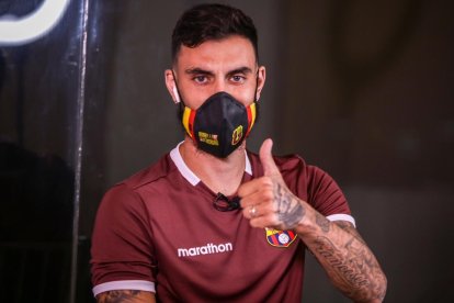 Maestriani y su primer contacto con la prensa después de la firma del contrato con Barcelona.