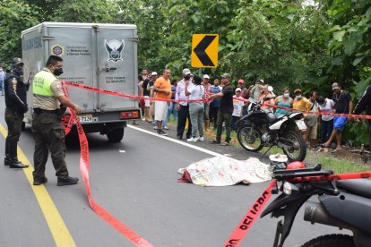 Juan Bravo Ibarra cayó a la calzada tras recibir el balazo que le dieron unos motorizados.