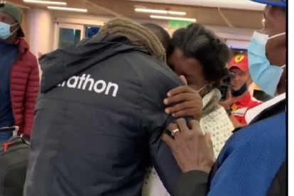 Moisés se abrazó a sus padres y lloró antes de subir al avión.