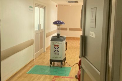 'Espejito' es el nuevo robot que limpia en el hospital de Especialidades.
