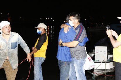 Los pescadores llegaron hasta el muelle del Club Náutico a las 21:00 aproximadamente.
