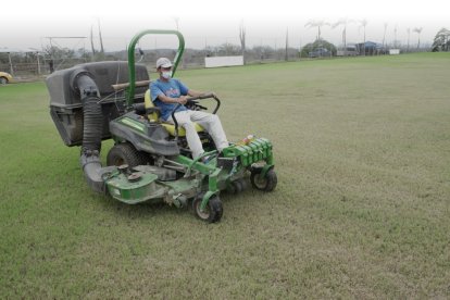 Joselo Góngora, un manabita que con su carro podadora todos los días tiene listas las canchas a Barcelona.