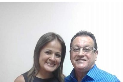 Claudia Colezzuma promotora artística ecuatoriana junto a Ismael Miranda, en su última visita a Guayaquil hace tres años. El vino a celebrar las fiestas de la ciudad con un concierto.
