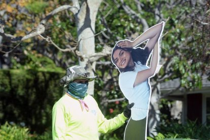 Un hombre fue captado botando la fotografía de la cubana.