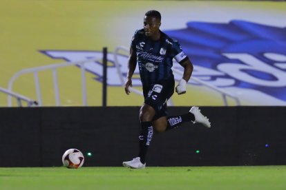 Antonio Valencia fue coautor del segundo gol del Querétaro, ante Pumas.