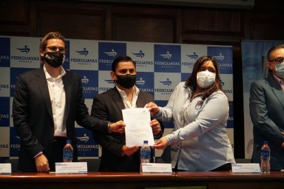 En la firma del convenio: Alfredo Aguilar de Guayaquil Sport, Roberto Ibáñez de Fedeguayas y Rossy Gómez de 9 de Octubre.