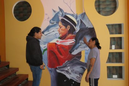 Jorge Apugllón retrata en sus obras vestimentas, costumbres y tradiciones andinas.