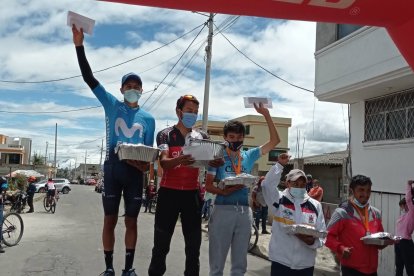 Henry Velasco (i) del Movistar Team Ecuador fue el ganador de la prueba ciclística.