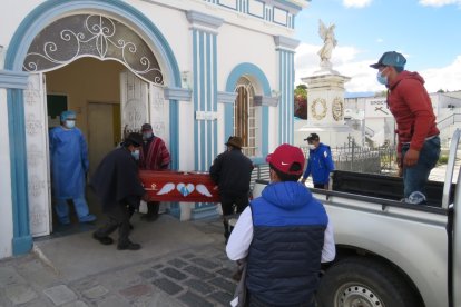 La tarde del domingo llevaron el cuerpo a su comunidad para la sepultura.