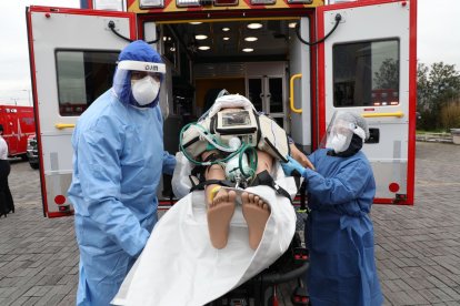 Las ambulancias cuentan con equipos parecidos a los que hay en una unidad de cuidados intensivos.