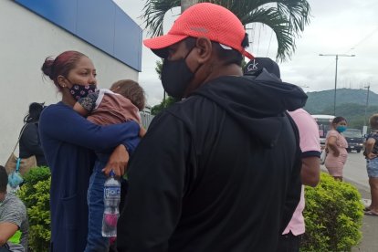 Andrea Nazareno, esposa de la víctima, acudió al Laboratorio de Criminalística para retirar los restos de su amado.