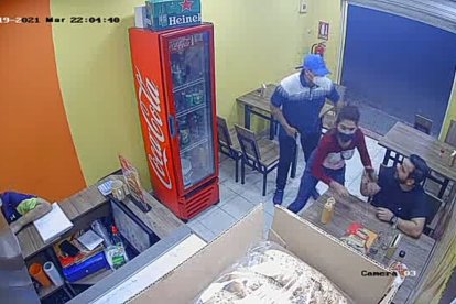 La pareja robando en el local de la Alborada.