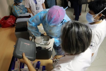 Las dosis llegaron el pasado 20 de enero y se distribuyeron a hospitales de Quito, Guayaquil y Cuenca.