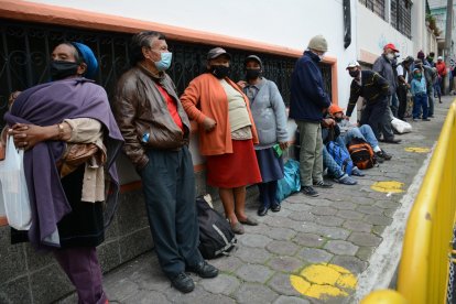 Hombres, mujeres y niños llegan en busca de comida desde el 21 de diciembre que se  retomó esta actividad en el albergue.