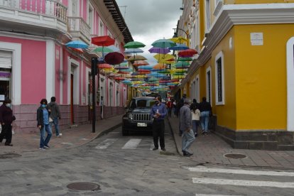 La calle de los paraguas es un sitio para visitar en estos tiempos, en Guaranda.