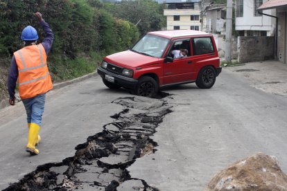 Varios automóviles han quedado atrapados en los socavones que se formaron en el barrio Pachosalas.