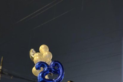 La llovizna no fue impedimento para que Karolay Macías festejara a su esposo.