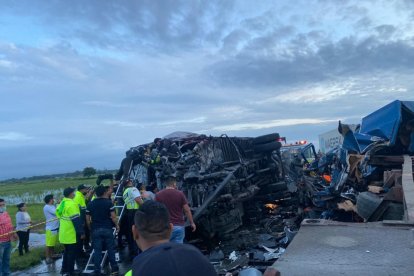 1. El choque entre un tráiler y un camión habría originado otros impactos vehiculares.