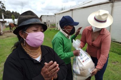 Abuelitos en situación de pobreza recibieron comida.