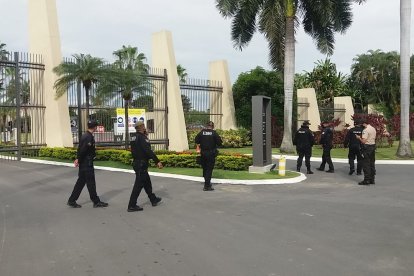 El cementerio Parque de La Paz, en La Aurora, permanece resguardado de policías. Allí se vela el cuerpo de Efraín Ruales.