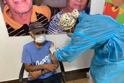 Adultos mayores de hospitales y geriátricos también reciben la inyección salvdora en esas dos provincias