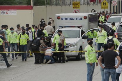El hermano del conductor de televisión trató de acercase al vehículo donde estaba el cuerpo de Efraín. Lo contuvo la Policía.
