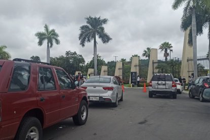 Vista de los exteriores del cementerio donde se realizan las honras fúnebres del actor y presentador guayaquileño.