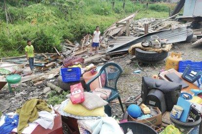 La mujer y sus tres pequeños hijos quedaron en la calle después de lo ocurrido.