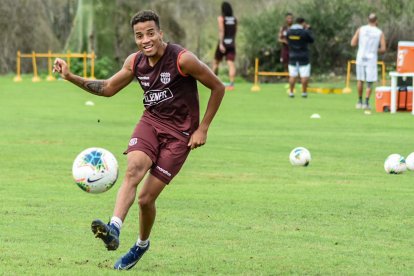 Byron Castillo durante el entrenamiento con Barcelona.
