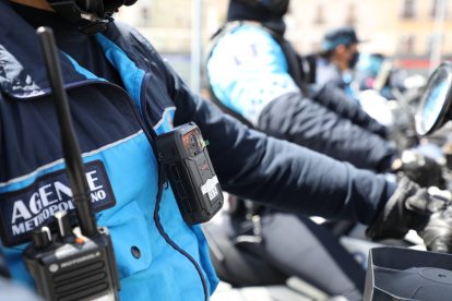 Cien cámaras de vigilancia fueron entregadas a los agentes de control. La llevarán pegada al uniforme.