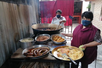 En un establecimiento llevan décadas cocinando cada bocadillo en horno a leña y pailas de bronce.