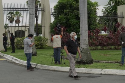 Eduardo Molina viajó desde el Guasmo sur para estar presente en el sepelio de su excompañero de labores.