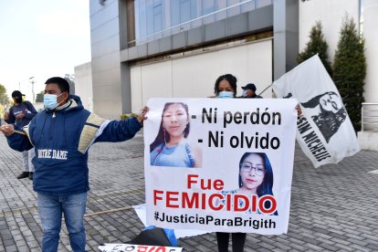 Familiares de la mujer asesinada acudieron ayer al Complejo Judicial Quitumbe. Hicieron un plantón.