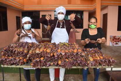 Los chef encargados de la gran comilona de cangrejos.