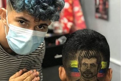 El estilista Jordán Villacís muestra su obra en homenaje a Efraín Ruales, a quien admiraba como un gran influencer.