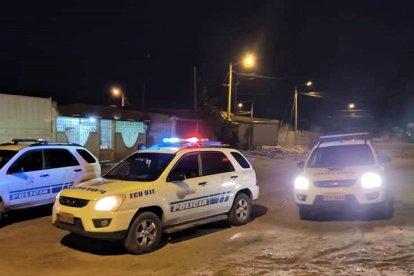 Agentes de la Policía llegaron al sitio para investigar lo sucedido contra la familia orense.