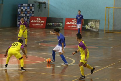 El elenco de Estrellas del mañana (amarillo) venció 5-3 al Club de sordos del Guayas.