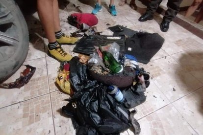 La policía recogió las evidencias que quedaron tras el atentado.