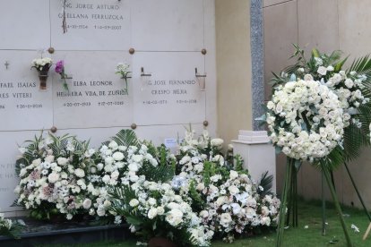 Arreglos flores decoran el lugar donde permanecer el cuerpo del presentador y actor gayaquileño.