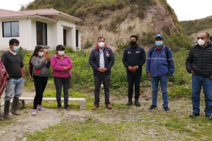 Autoridades y dirigentes de la zona reunidos para coordinar acciones en favor de los damnificados.