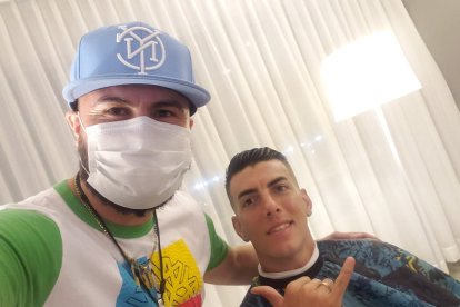 Carlos Monroy aprovechó la estadía de Barcelona en Manta, para 'guapear' a los jugadores de Barcelona.