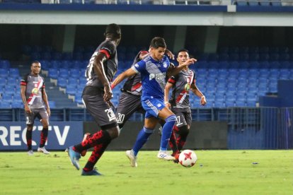 Facundo Barceló sortea la marca de los defensas de Técnico.