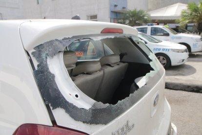 Peatones arremetieron contra el automotor donde querían escapar los ladrones para luego darles una golpiza.