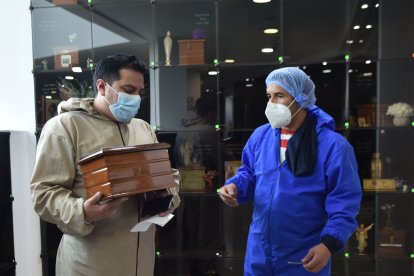 Los familiares de los fallecidos suelen adornar los cofres donde están las cenizas.