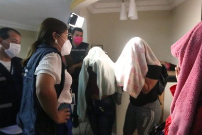 Dentro de la casa se encontró a tres trabajadoras sexuales y a tres clientes.