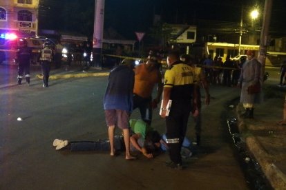 La víctima quedó sobre la calzada tras caer del vehículo de dos ruedas.