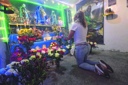 En los rezos, los devotos guardan la esperanza de que sus peticiones se cumplan.