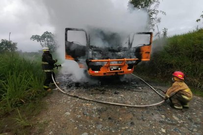 Los bomberos que acudieron al punto lograron sofocar las llamas en uno de los automotores.
