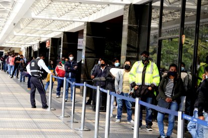 Al menos unas 2.000 personas llegaron al Registro Civil para el trámite.