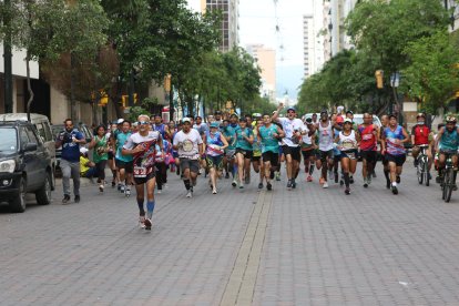 Ronald Insuaste fue escoltado a su llegada a la meta, por cientos de deportistas.